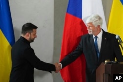 Češki predsjednik Petr Pavel (desno) rukuje se sa ukrajinskim kolegom, Volodimirom Zelenskim, nakon konferencije za novinare u Praškom zamku 4. maja 2025.