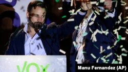 Santiago Abascal, liderul partidului de extremă dreaptă Vox, își salută susținătorii adunați în fața sediului partidului în urma alegerilor generale de la Madrid, din aprilie 2019, când partidul său a intrat în parlament.