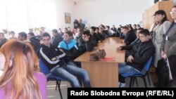 Архивска фотографија: Матурантите од Средното училиште „Наце Буѓони“ во Куманово.