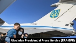 Самолёт с эвакуированными из Кабула после посадки в киевском аэропорту Борисполь