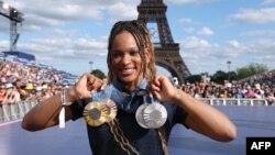 Ребека Андраде позира с четирите си медала от Олимпиадата в Париж, 7 август 2024 г.