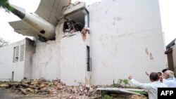Resturi ale unui avion operat de compania Air India văzute în locul în care s-a prăbușit joi, 12 iunie, pe acoperișul unei clădiri din Ahmedabad, India. Premierul Narendra Modi a vizitat locul vineri, a doua zi după accident.