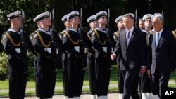 A lengyel és a portugál elnök Varsóban 2023. augusztus 22-én