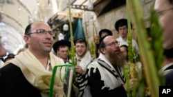 Politicianul israelian Simcha Rothman (primul din stânga) la o ceremonie religioasă neautorizată la moscheea Al Aqsa din Ierusalim, pe 4 octombrie 2023.