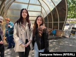 Диана (вляво) и нейната колежка