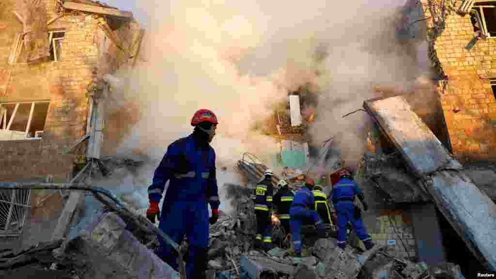 Vitalij Klicsko kijevi polgármester azt írta: „hatalmas támadás érte a fővárost”, egy ötemeletes épület összeomlott. A mentőcsapatok még keresik az esetleges túlélőket