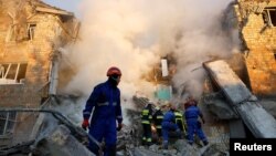 Mentők dolgoznak egy épületnél, amelyet orosz rakéta- és dróntámadás ért Kijevben, 2025. augusztus 28-án