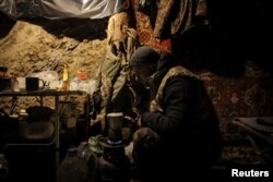 Un soldat ucrainean care își spune Regele Danilo, într-o clipă de răgaz, la Ceasiv Iar, pe 28 februarie 2025.