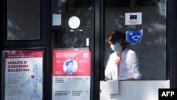 Ispred Infektivne bolnice u Podgorici