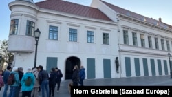 Szentháromság tér 7-8.: az épület Budapest 1944-45-ös bombázása során megsemmisült, majd az 1980-as években épült újjá. 2021. decemberben lebontották, ez ellen a Magyar Építész Kamara, a Magyar Építőművészek Szövetsége, az ICOMOS és a Széchényi Művészeti Akadémia is tiltakozott