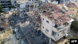 Fotografija iz zraka prikazuje oštećene zgrade na lokaciji pogođenoj raketom ispaljenom iz Irana u izraelskom gradu Ramat Ganu u blizini Tel Aviva 14. juna 2025. godine.