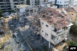 Clădiri avariate de o rachetă lansată de Iran în orașul israelian Ramat Gan, lângă Tel Aviv, 14 iunie 2025.