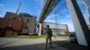 Un soldat rus în preajma centralei nucleare de la Zaporojie, cea mai mare din Europa. 