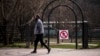 Stanovnik Prištine prolazi pored znaka zabrane ulaska u park u Prištini, 22. mart 2020. godine