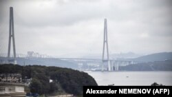 Мост над заливот Златен Рог во далечното источно руско пристаниште Владивосток, 2019 година
