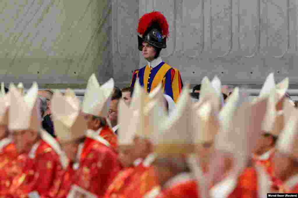 Një rojë zvicerane duke vëzhguar gjatë zhvillimit të Meshës së Shenjtë, për zgjedhjen e papës së ri, në Bazilikën e Shën Pjetrit, në Vatikan, më 7 maj.