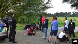 Češka policija kontroliše migrante u blizini granice sa Slovačkom