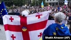 აქცია "შინ ევროპისკენ" პარლამენტის შენობასთან. თბილისი, 2022 წლის 24 ივნისი