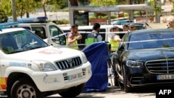 Rendőrök dolgoznak a volt ukrán parlamenti képviselő, Andrij Portnov meggyilkolásának helyszínén. A férfit gyermekei iskolája előtt lőtték le 2025. május 21-én, a Madridhoz közeli Pozuelo de Alarcónban