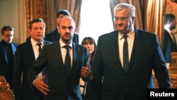 Ministrul francez de externe, Jean-Noel Barrot (stânga) împreună cu omologul său ucrainean, Andrii Sibiha, după convorbiri cu omologii lor american, Marco Rubio, și britanic, David Lammy, și directorul politic al ministerului de Externe german Gunter Sautter, la Paris.