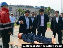 ფოტო გადაღებულის 2013 წლის 17 აგვისტოს - მაშინდელი ენერგეტიკის მინისტრი, კახა კალაძე „საქრუსენერგოს” რებრენდინგის პრეზენტაციას დაეწრო. პრეზენტაცია „საქრუსენერგოს“ გენერალურმა დირექტორმა რომეო მიქაუტაძემ წარადგინა.