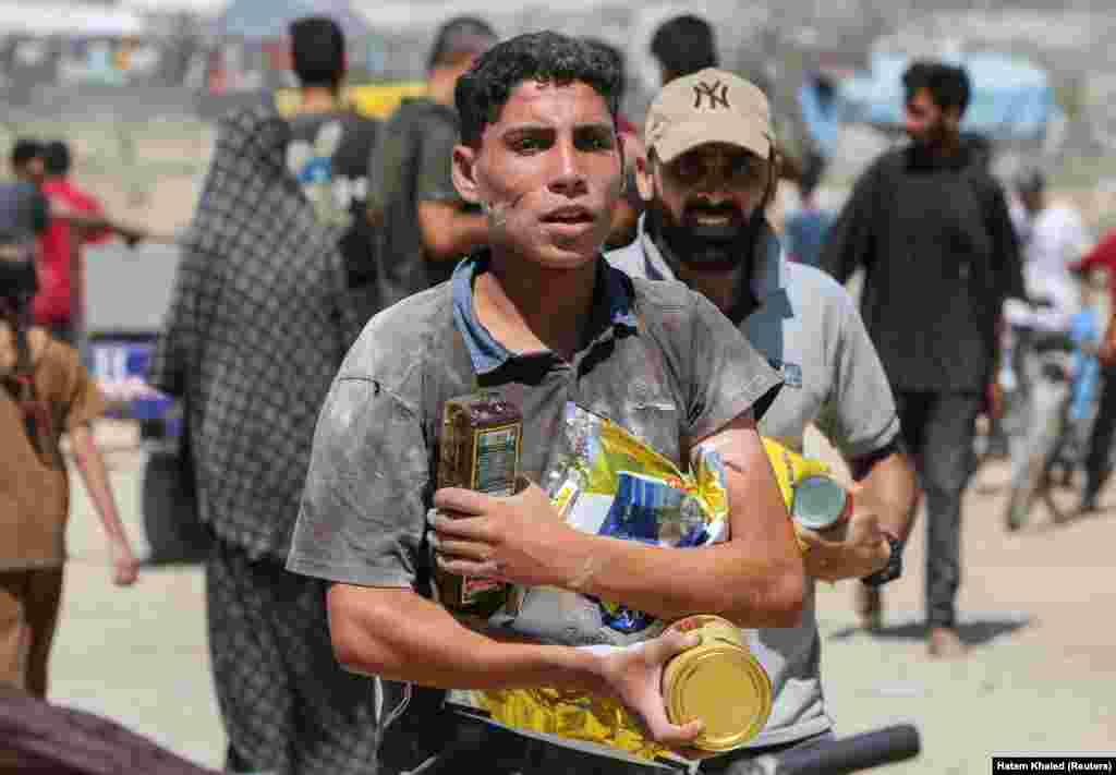 Palestinci nose hranu koja je bačena iz zraka, 31. jula.