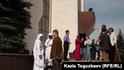 Прихожане после окончания утренней воскресной пасхальной мессы в Католическом Кафедральном соборе Пресвятой Троицы. Алматы, 31 марта 2013 года.