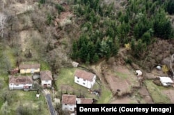Prve tri kuće s lijeve strane u vlasništvu roditelja Đenana Kerića.