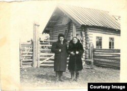 Vasile și Maria Ghieș, lângă casa pe care și-au ridicat-o în Siberia. 1956. Regiunea Tomsk, raionul Pudino, satul Leașkino