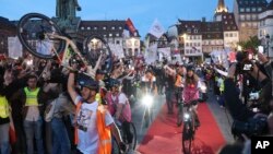 Studenti iz Srbije su na biciklima 15. aprila uveče stigli do francuskog grada Strazbura kako bi tražili podršku za svoje proteste protiv korupcije.  