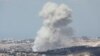 Fumul se ridică deasupra unui sat din sudul Libanului luni, 23 septembrie, după un bombardament israelian. 