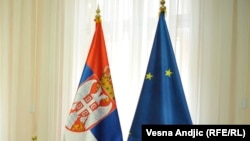 Evropska unija 9. maja proslavlja Dan Evrope, u znak sećanja na početak stvaranja Unije pre 72 godine. (Na fotografiji zastave Srbije i Evropske unije)