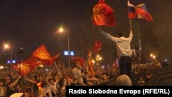 Претседателот на Единствена Македонија, Јанко Бачев, се качи на полициско возило, веејќи македонско и руско знаме на протестите против промена на името на 17 јуни 2018