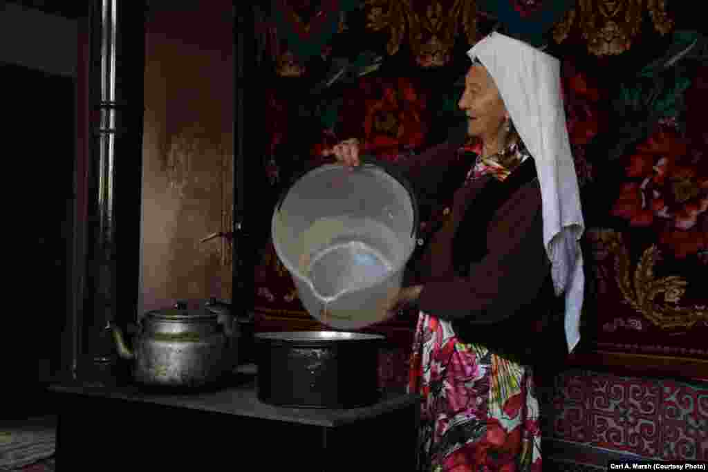 Турган Юрайм-кызы, одна из последних суфи-певцов среди кыргызов афганского Памира. В связи с растущим влиянием ислама на оседлую жизнь в Турции, кыргызы, особенно молодое поколение, отвергают музыкальное наследие своих родителей. Турган говорит, что перестала петь, когда ее дочь сказала ей, что &quot;это проделки дьявола&quot;.