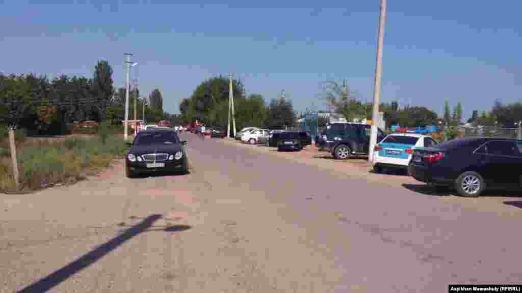 Автомобиль полиции вдоль дороги в селе Сейфуллино сельского округа Жолдасбая Ералиева.
