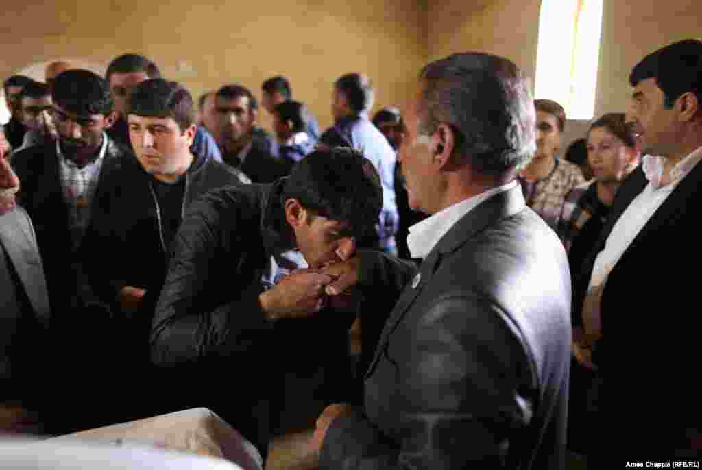 Muškarci Jazida ljube ruku Šeiku Azizu. Jazidi ne jednu svinjetinu ili zelenu salatu. Svaki dan se tri puta okrenu prema Suncu i mole za dobrobit ostalim narodima svijeta. Ovu nesebičnu molitvu i prema drugima mještanin je opisao reporteru RSE riječima: &quot;Smatramo, ako su drugi ljudi sretni, onda ćemo i mi biti sretni&quot;.