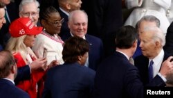 Joe Biden a fost abordat la sosirea în Congres de deputata republicană, Marjorie Taylor Greene, o simpatizantă a lui Donald Trump, care a întrerupt ulterior discursul președintelui american, scandând împotriva politicilor sale.