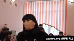 Предприниматели Уральска, требующие открыть торговые дома в выходные и праздничные дни. 2 декабря 2020 года.