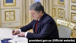 Ukrianian Petro Poroshenko called the new law "part of our strategy towards fully breaking with the colonial past and reorientation towards Europe." (file photo)
