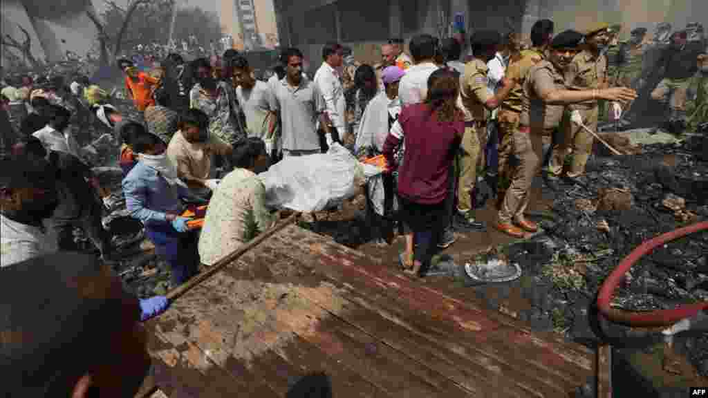 Az indiai CNN News-18 tévécsatorna szerint a repülőgép az állami B.J. Orvosi Főiskola kollégiumára zuhant, ahol több orvostanhallgató is életét vesztette. A környék lakosai azonnal a helyszínre siettek, hogy menthessék az esetleges túlélőket