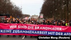 Protest la Berlin, pe 2 februarie, în urma colaborării între CDU și AfD pentru un vot asupra unei moțiuni neobligatorii pe tema migrației. Protestatarii transmit: „Noi suntem zidul de foc - nicio cooperare cu AfD”.