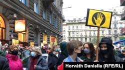 Az SZFE hallgatói, tanárai és támogatói az egyetem előtt 2020. október 16-án.