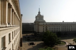 След отстраняването на петолъчката, на върха на сградата се вее националното знаме