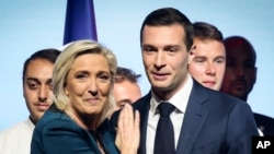 Marine Le Pen și Jordan Bardella, liderii partidului Reunirea Națională, câștigător al alegerilor europarlamentare, în Franța