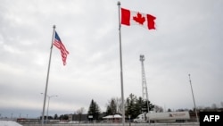 Kanadska i američka zastava vijore se u blizini kanadsko-američke granice u Blekpulu, Kvebek, Kanada, 2. februara 2025.