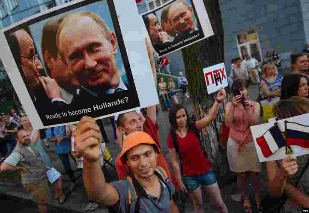 Акция против поставок России вертолетоносцев класса "Мистраль". Киев, июль 2014 года