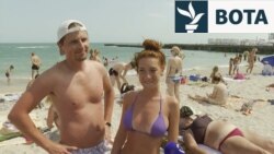 Ukrainasit mbushin plazhet e Odesës, pavarësisht sulmeve ruse