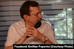 Medicul Emilian Popovici susține că regulile sanitare ar trebui respectate multă vreme de acum încolo.