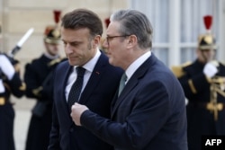Președintele francez, Emmanuel Macron, îl întâmpină pe prim-ministrul britanic, Keir Starmer, la Paris pe 17 februarie.