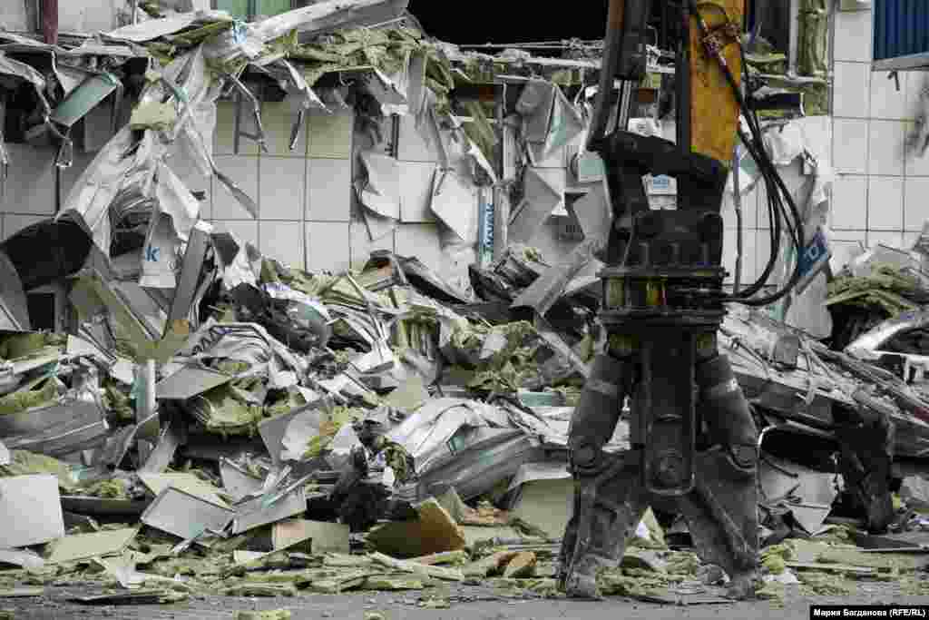 Здесь больше всего деформированы конструкции, что значительно усложняет работу. Просчитать досконально все невозможно: в здание из-за мер безопасности запрещено входить абсолютно всем. 